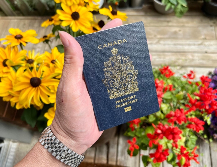 TẤM HỘ CHIẾU CANADA